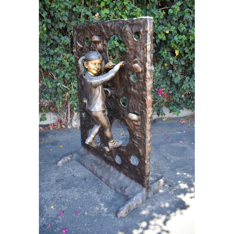 Statue de jeune fille jouant sur un mur d'escalade en bronze taille réelle 44 po x 26 po x H 57 po