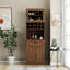 Armoire de cuisine polyvalente de style campagnard avec tablettes coulissantes à plusieurs niveaux et portes en verre