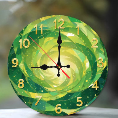Horloge dorée à chiffres dorés