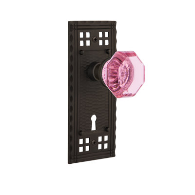 Assiette artisanale avec trou de serrure décoratif et bouton de porte rose Waldorf