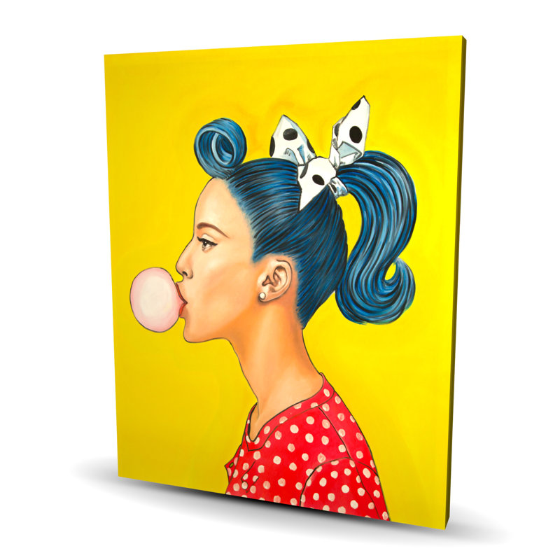 Femme rétro avec une belle queue de cheval - décor de toile bleue de salon