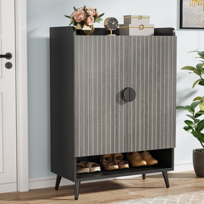 Range-chaussures avec tablettes réglables et portes