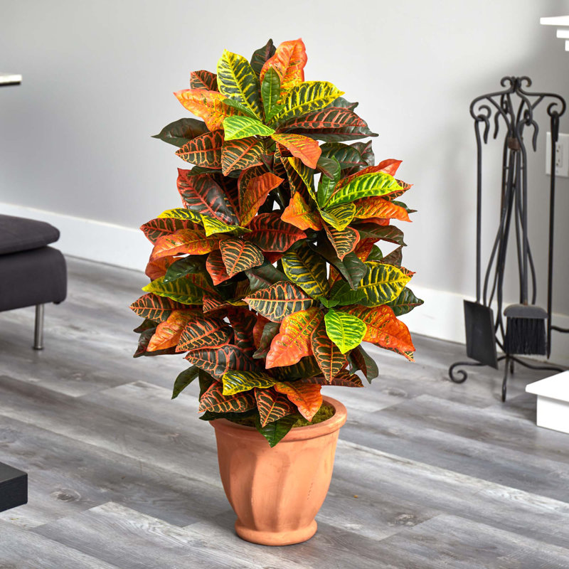 Plante croton artificielle en pot de fleurs