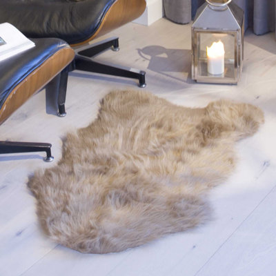 Tapis brun clair en peau de mouton à poils longs fabriqué à la main Flint