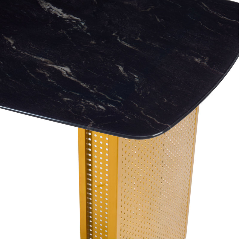 Table de salle à manger rectangulaire en verre trempé de style moderne pour 6 personnes, avec un motif en marbre avec des pieds en métal évidé dorés, une table de salle à manger idéale pour les salons et les bureaux à domicile.