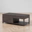Table basse rectangulaire à plateau relevable, plusieurs compartiments cachés et tablette ouverte, maison de campagne moderne, salon-133419451