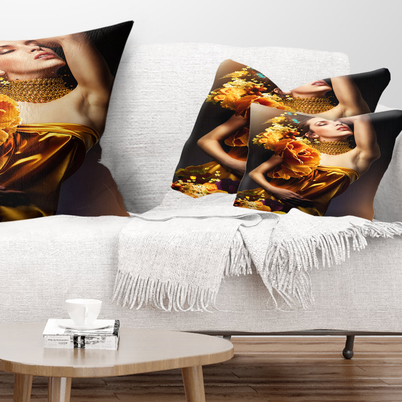 Femme en robe jaune - Coussin décoratif imprimé Street Art