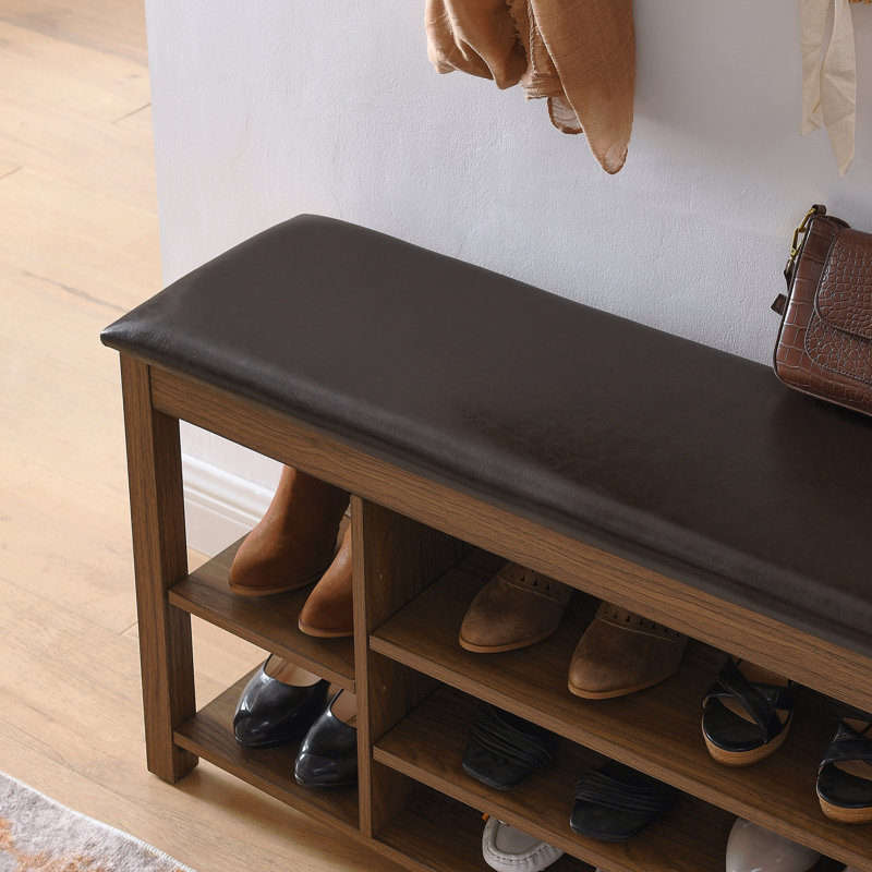 Un long banc à langer réglable en hauteur en bois d'hévéa naturel est livré avec un siège confortable, un espace de rangement dissimulé et de grands compartiments de rangement. Comprend un grain de bois naturel. Brun