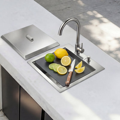 Évier de cuisine d'extérieur 21 po x 18 po avec couvercle et robinet - Évier de caravane simple T304 de calibre 16 avec planche à découper et distributeur de savon pour le camping, le barbecue et le patio