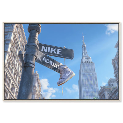 «Sneaker Hanging Crossroad», reproduction d'art sur toile encadrée par Art Remedy, cadre argenté, 15 x 10