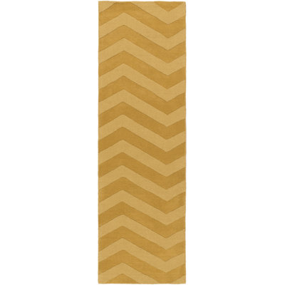 Tapis en laine jaune à motif de chevrons tissé à la main