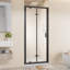 Porte de douche pivotante pliante avec cadre 32 po x 72 po peu encombrante, verre trempé transparent de 1/4 po avec poignée en acier inoxydable, installation réversible, noir
