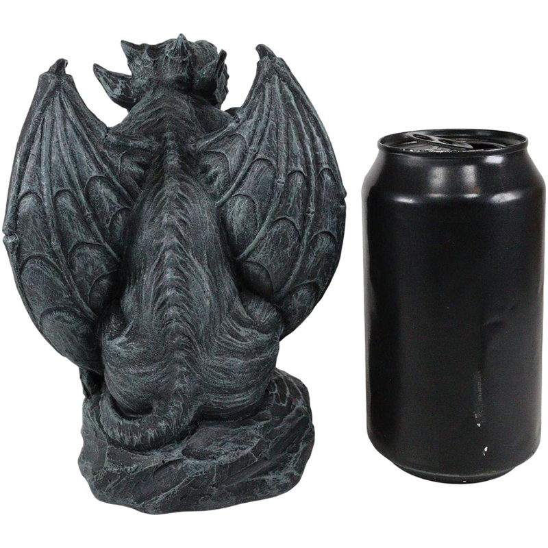 Statue gargouille gorille accroupie sur un rocher