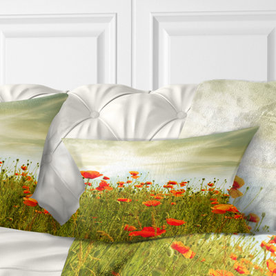 Fleurs de coquelicots rouges dans un champ vert - coussin décoratif imprimé floral