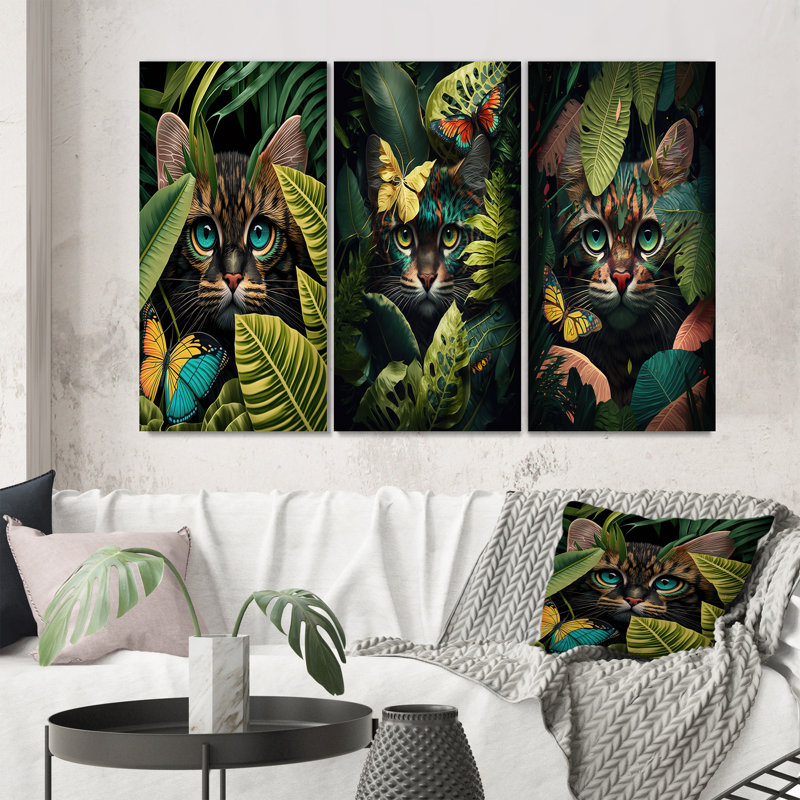«Chat mignon avec un papillon dans les buissons de la jungle», 3 pièces sur toile, Toile tendue, H 32 po x l 48 po