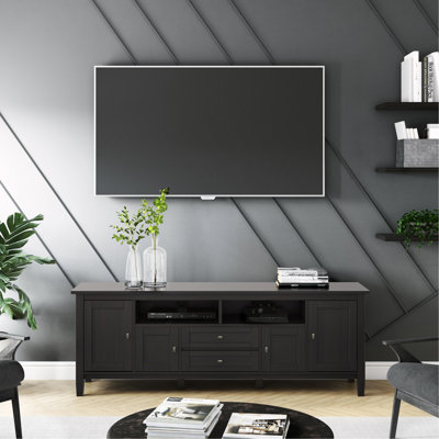 Meuble télé en bois massif brun chaud Hickory de 72 po de largeur Warm Shaker pour téléviseur de 80 po ou moins