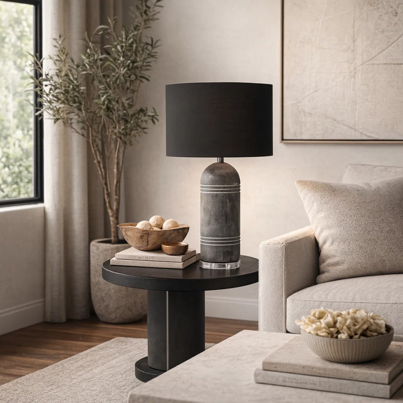 Lampe de table Rotta avec base sculptée, résine grise, abat-jour en tissu noir, Gris