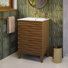 Meuble-lavabo autoportant Cascade 24 po en chêne brun avec plateau en céramique blanc résistant aux égratignures