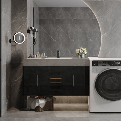 Meuble-lavabo flottant simple contemporain avec comptoir en faux marbre, lavabo en céramique et beaucoup de rangement pour une salle de bain moderne et sans encombrement.