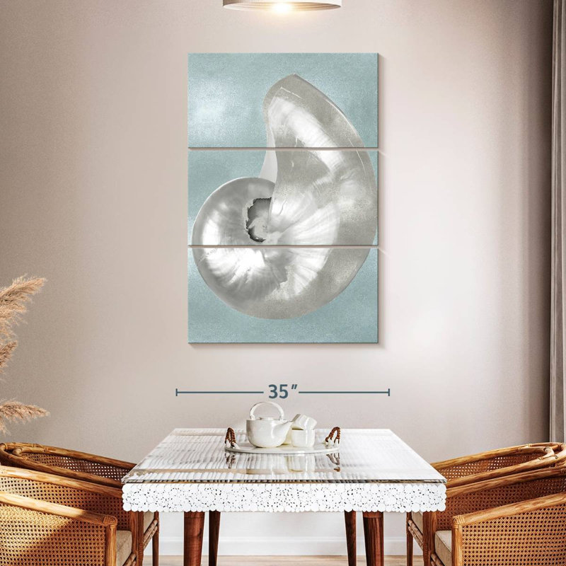 Silver shell on aqua blue i Aletra