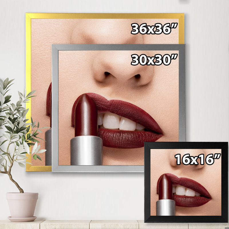 Rouge à lèvres rouge sur les lèvres - Photographie sur toile, H 16 po x l 16 po x 1,5 po, Toile blanche encadrée