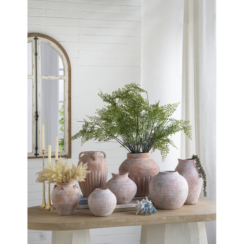 Vase rond en terre cuite avec cou effilé et motif subtilement nervuré