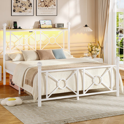 Cadre de lit plateforme en métal blanc avec éclairage DEL RVB, tête de lit de rangement avec station de recharge, éclairage d'ambiance contrôlé par application, sommier à lattes en acier robuste, aucun sommier à lattes requis, format Queen