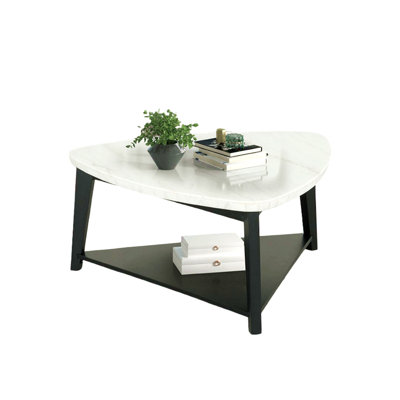 Table basse triangulaire de style contemporain avec espace de rangement inférieur et plateau supérieur en marbre blanc et noir