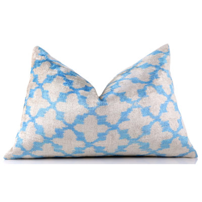 Coussin décoratif en velours fait à la main Ikat - Bleu ciel et sable (16 x 24)