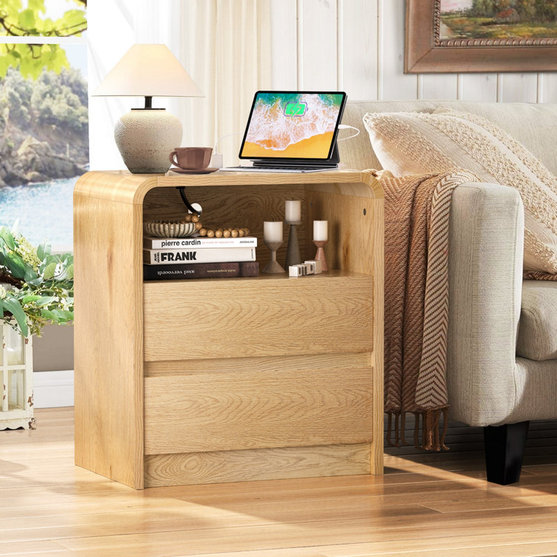 Table de chevet moderne avec station de charge et 2 tiroirs, table de chevet haute en bois de 25 pouces avec ports USB, table de bout de style Mid-Century pour la chambre à coucher, Nature Smooth