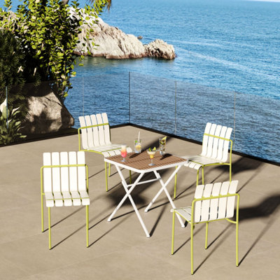 Ensemble de 4 chaises modernes avec motif de blocs de couleurs rayés, sièges en PP imperméables et structure en métal robuste en blanc et jaune, appariés à une table carrée intérieure / extérieure de kaki stable pour une exposition extérieure