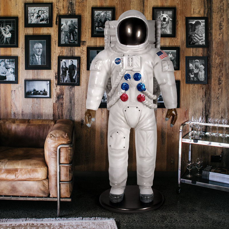 Statue d'astronaute homme sur la lune