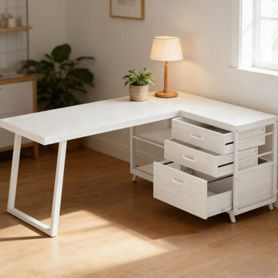 Bureau blanc multifonctionnel en forme de L pour la maison et le bureau. Peut servir de table d'ordinateur ou de table d'étude. Comprend 2 petits tiroirs, 1 grand tiroir et des tablettes ouvertes. Son assise en L réversible offre un espace de travail généreux.