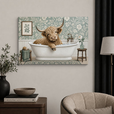 Vache Highland dans une baignoire rétro avec papier peint floral vert, images de salle de bain, impression sur toile encadrée
