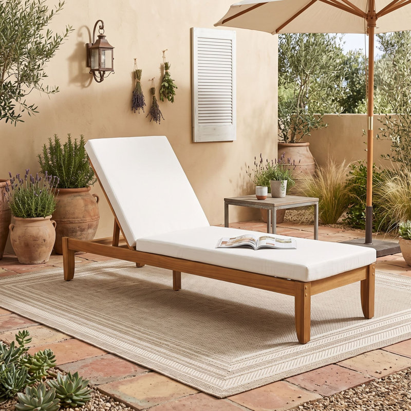 Chaise longue d'extérieur en bois d'acacia avec dossier réglable en 4 positions et coussins imperméables pour piscine et jardin.