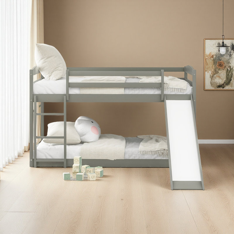 Lit superposé simple au-dessus d'un lit simple avec glissière convertible et échelle