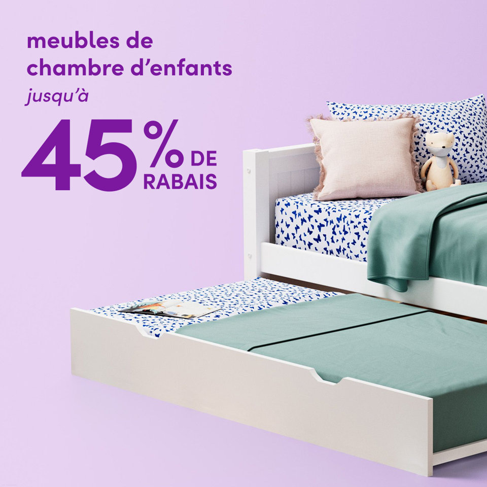 Meubles de chambre d'enfants jusqu'à 45 % de rabais avec un lit blanc avec lit gigogne, literie à motif de papillons bleus, jeté vert et oreillers décoratifs sur fond lilas.