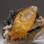 Calcite dorée avec cristal de sphalérite