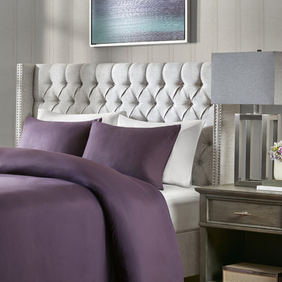 Tête de lit glamour avec dossier à oreilles, boutons, pieds en métal, gris, l 68,57 po x H 55,75 po à H 60,75 po Tête de lit tapissier, dossier noir, P 8,57 po