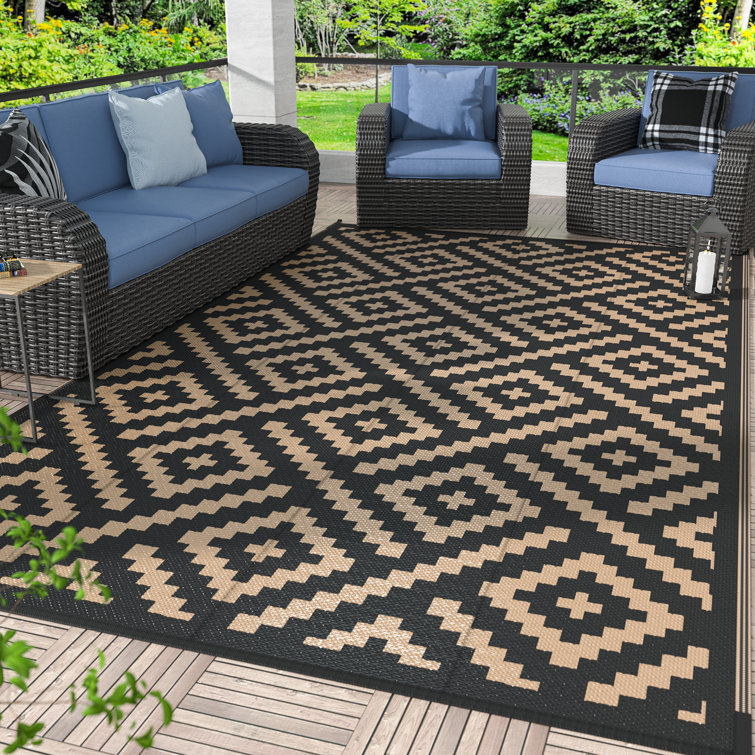 Foundry Select Tapis d'extérieur pour dégagement de patio Shimeek, tapis  imperméable, tapis de camping en plastique noir et brun et Commentaires -  Wayfair Canada