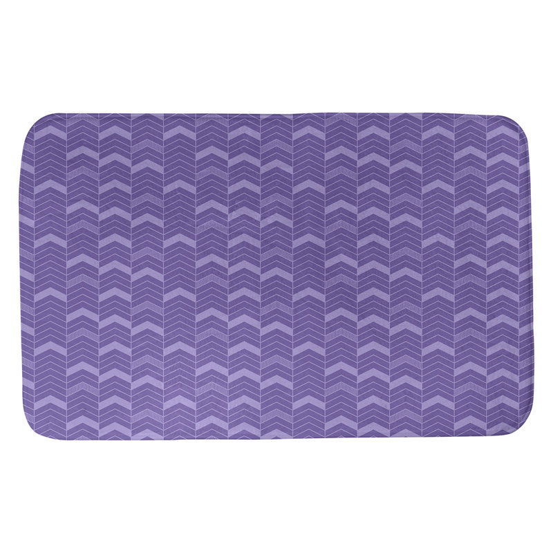 Tapis pour salle de bain lineed chevrons Stephenie, l 21 po x L 34 po, Mauve / Mauve clair