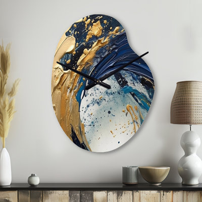 Bleu foncé et or coups VI - horloge murale abstraite de forme unique en métal, impression d'horloge murale asymétrique moderne