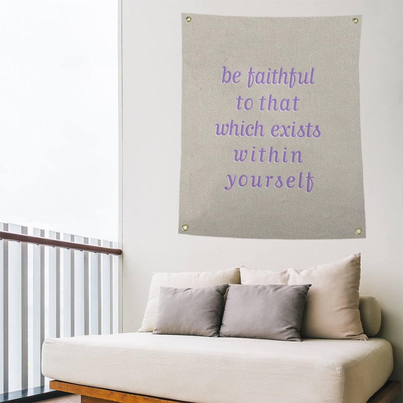 Tapisserie de polyester fidèle à votre quote, H 36 po x l 26 po, Blanc / mauve contrastant