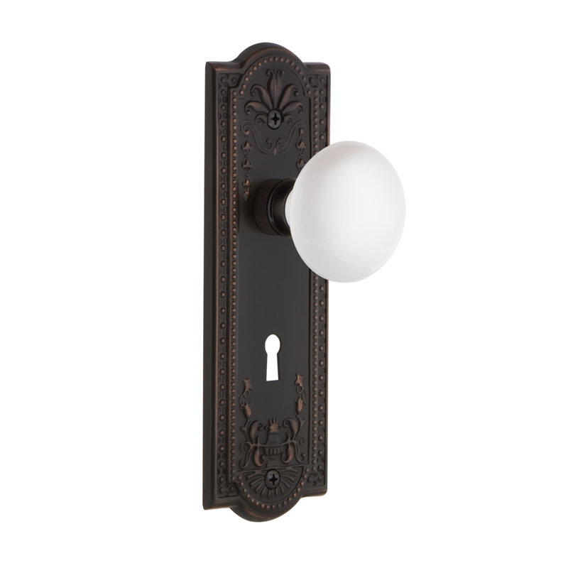 Plaque Meadows avec trou de serrure décoratif et bouton de porte en porcelaine blanche, Bronze intemporel, 2 3/8 po