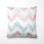 Coussin décoratif à chevrons - Coussin rose à imprimé zigzags-125945466