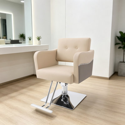 Fauteuil de coiffure hydraulique robuste en cuir PU (150 kg) avec repose-pieds et accoudoirs réglables en hauteur, beige et argent. Parfait pour les salons de coiffure, les instituts de beauté et les spas.