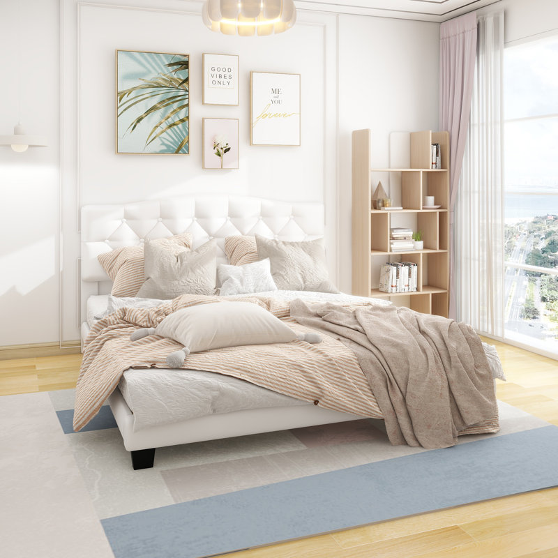 Lit plateforme tapissier avec tête de lit courbée réglable et selle capitonnée à losanges, lattes de bois et support en métal, aucun sommier requis, beige