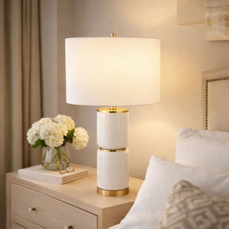 Lampe de table, abat-jour tambour en lin, base en céramique blanche avec accents dorés, 26 po