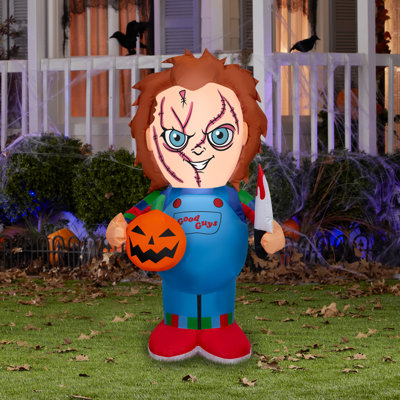 Chucky tenant une citrouille universelle Airblown Stylized