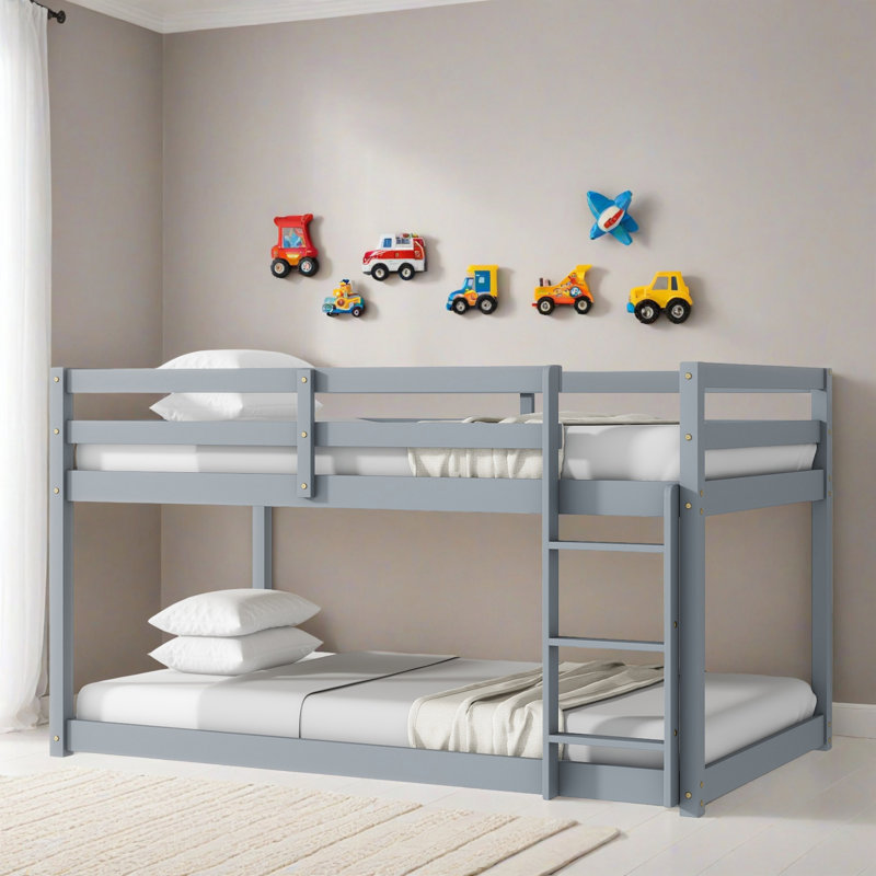 Lit superposé simple au-dessus d'un lit simple en bois massif avec échelle, lit plateforme avec lattes renforcées, gris